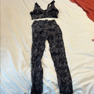 Chic AERIE Snakeskin Print Sports Set